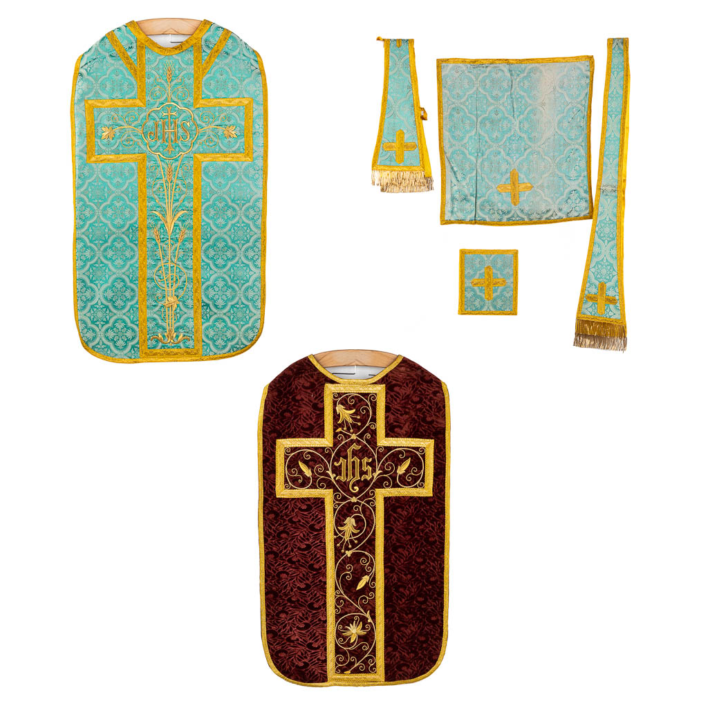 Een set liturgischegewaden, 2 Romeinse kazuifels, Manipel, stola en kelkvelum.