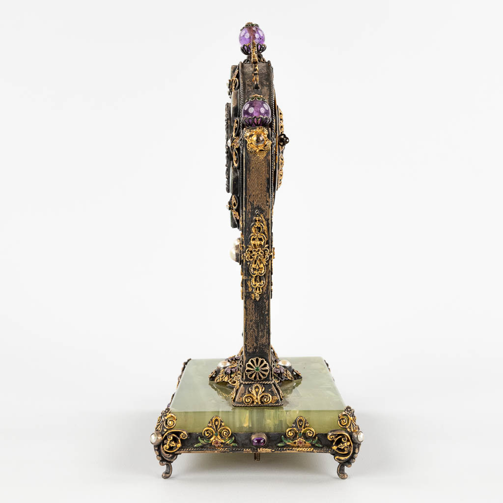 A mantle clock, silver and gold-plated metal and decorated with stone and onyx, pearls. Circa 1900. (D:10,5 x W:16 x H:25 cm)