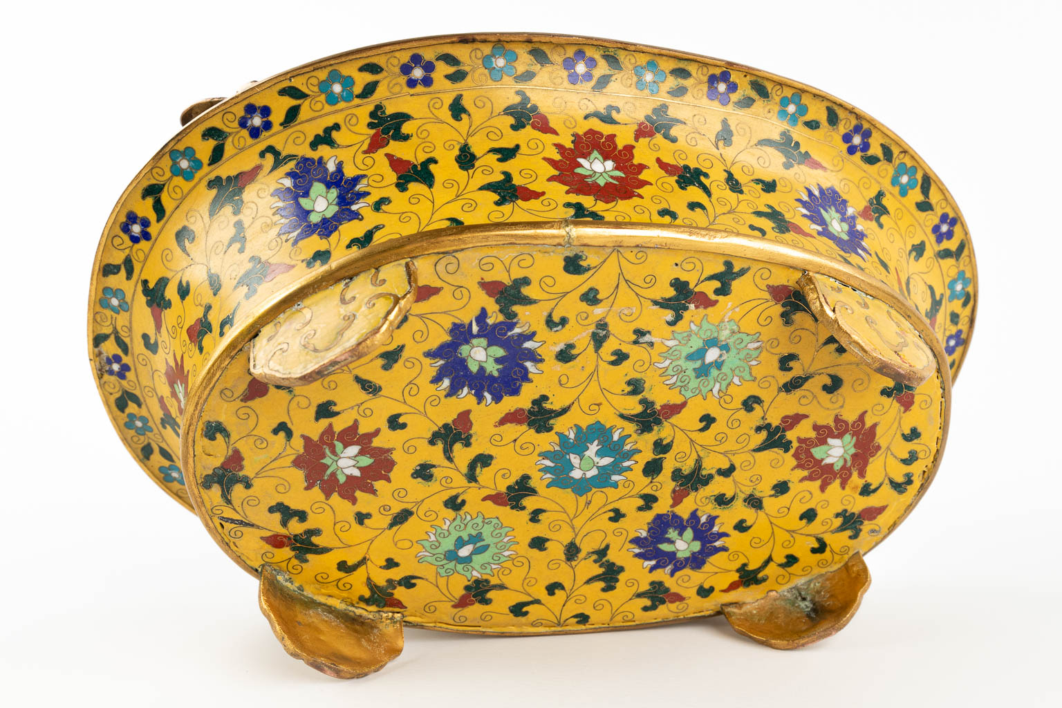 A Chinese cloisonné bronze bowl, mounted with dragons and finished with floral decor. (D:25,5 x W:36 x H:16 cm)