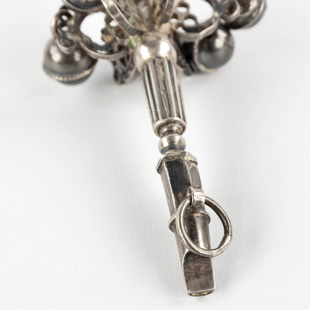 Een antieke Rammelaar en fluitje, zilver, Rijsel, Frankrijk. Circa 1760-1780. (W:13 cm)
