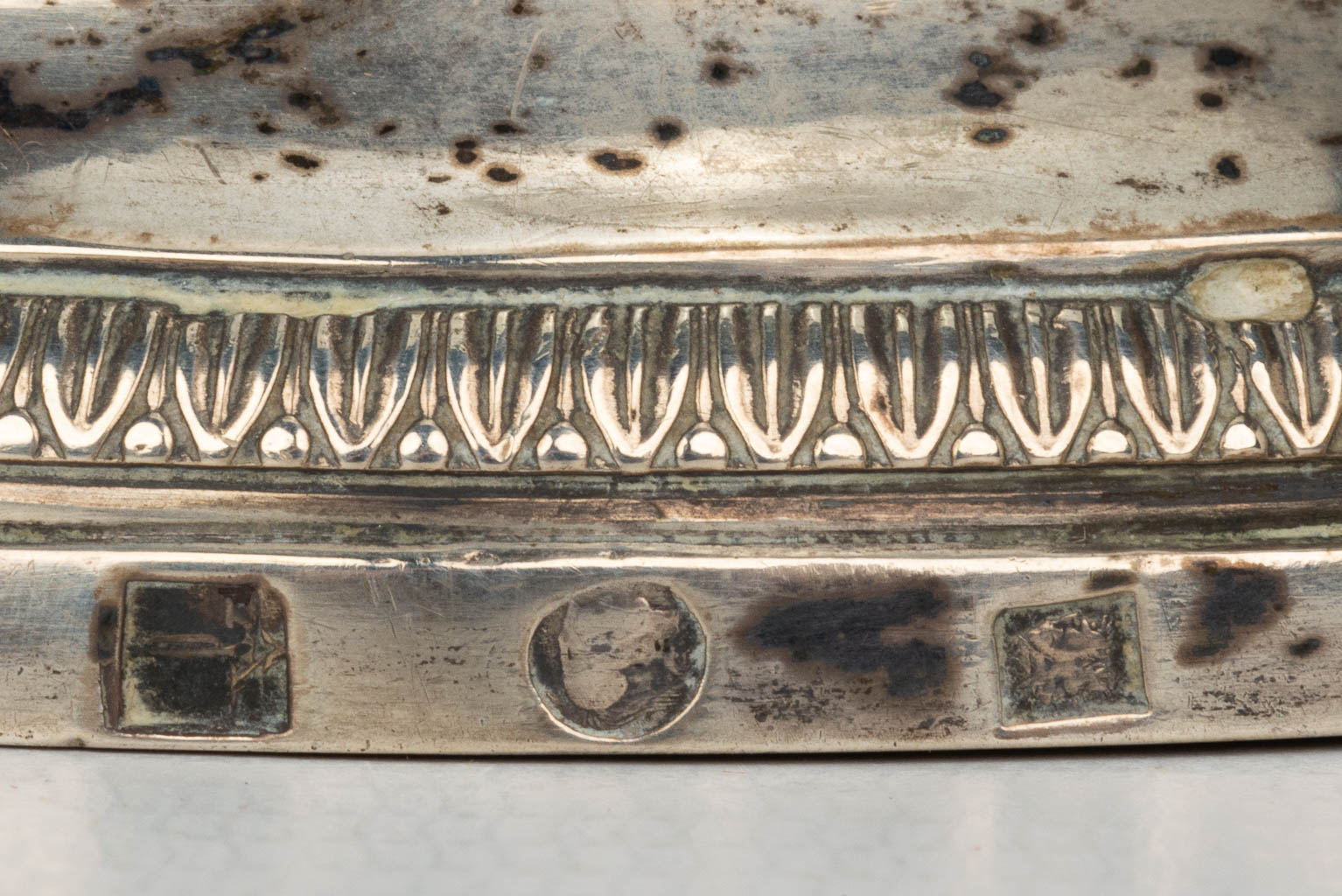 Een tafelbel gemaakt uit zilver met metalen bel (H:16cm)
