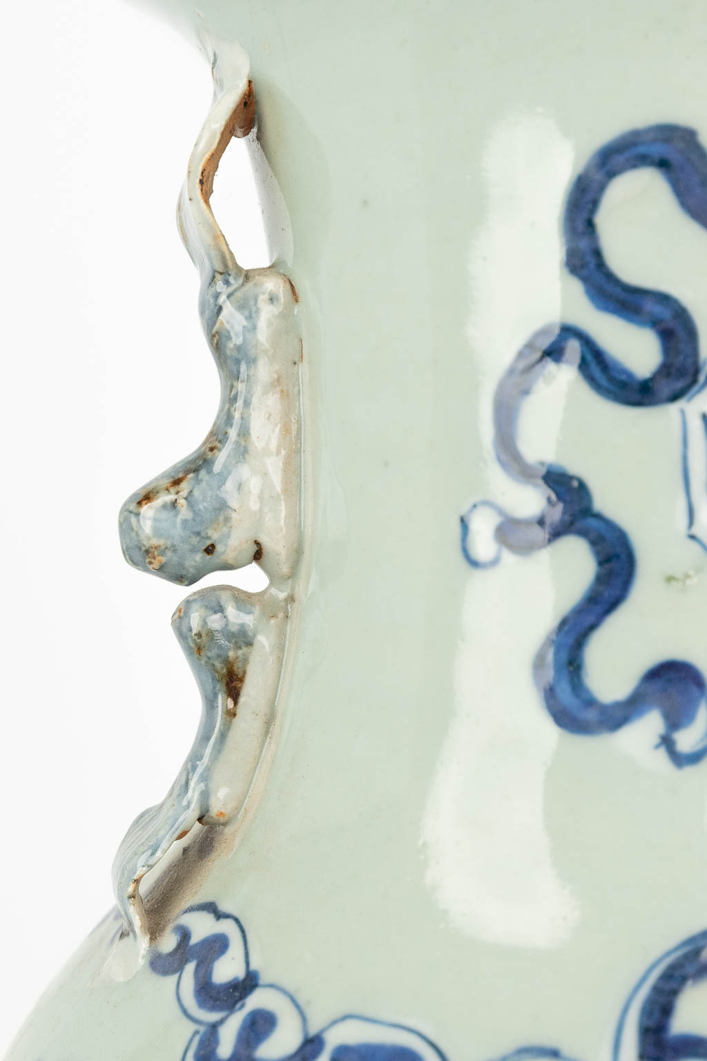Een collectie van 3 vazen gemaakt uit Chinees porselein met blauw-wit decor. (H:42cm)