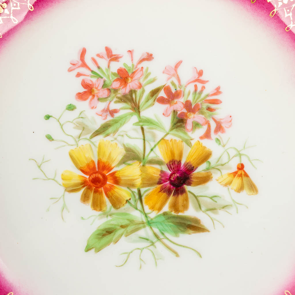 Een collectie van 4 borden gemaakt uit porselein met handgeschilderd bloemendecor. 
