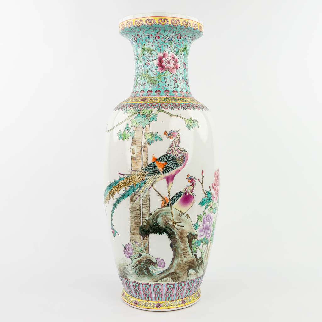 Lot 039 A Chinese vase made of porcelain and decorated with peacocks. (H: 60,5 cm)