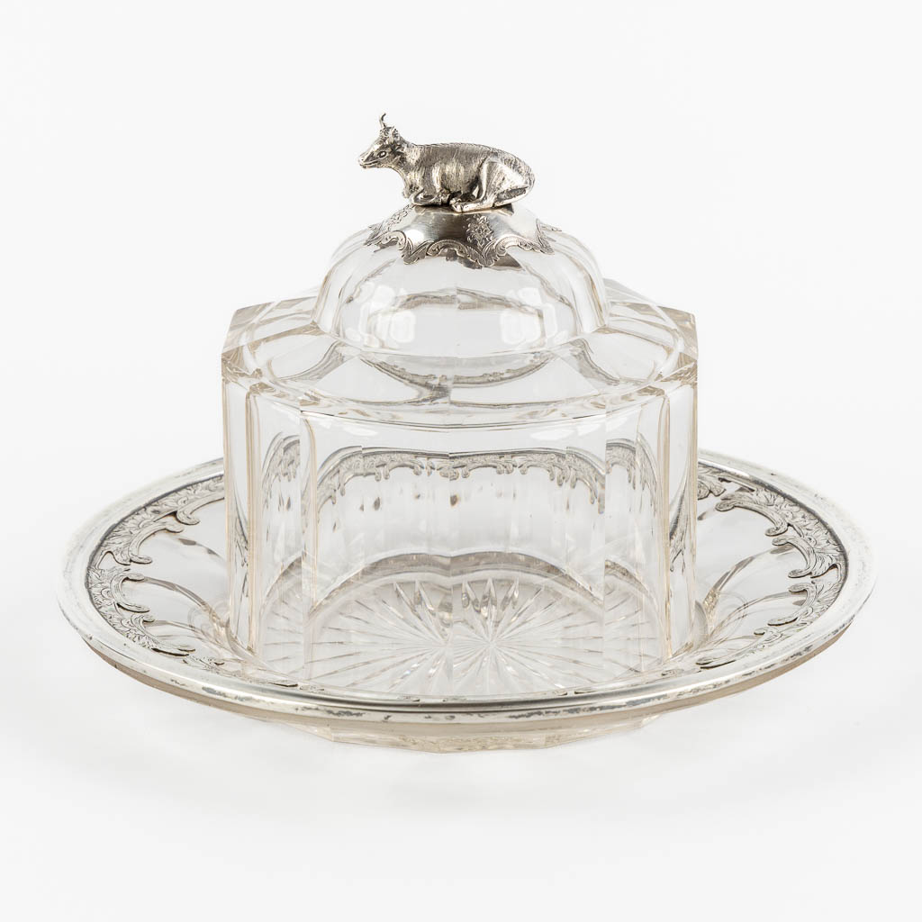 Lot 076 Een antieke boterschaal, geslepen kristal afgewerkt met zilver, Nederland, 1855. (H:16 x D:24 cm)