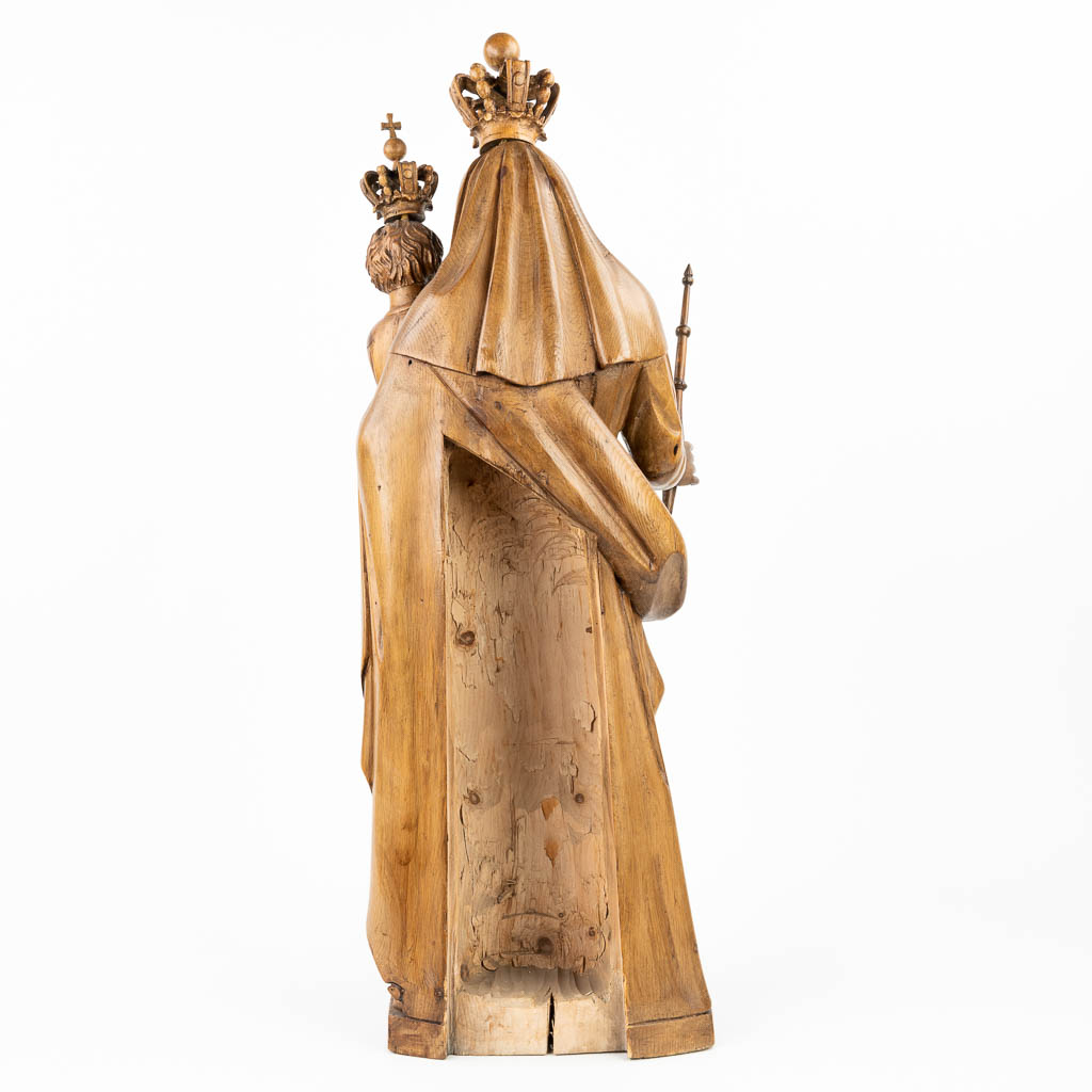 Een antieke houtsculptuur van een gekroonde Madonna met gekroond kind en staf. (H:94cm)