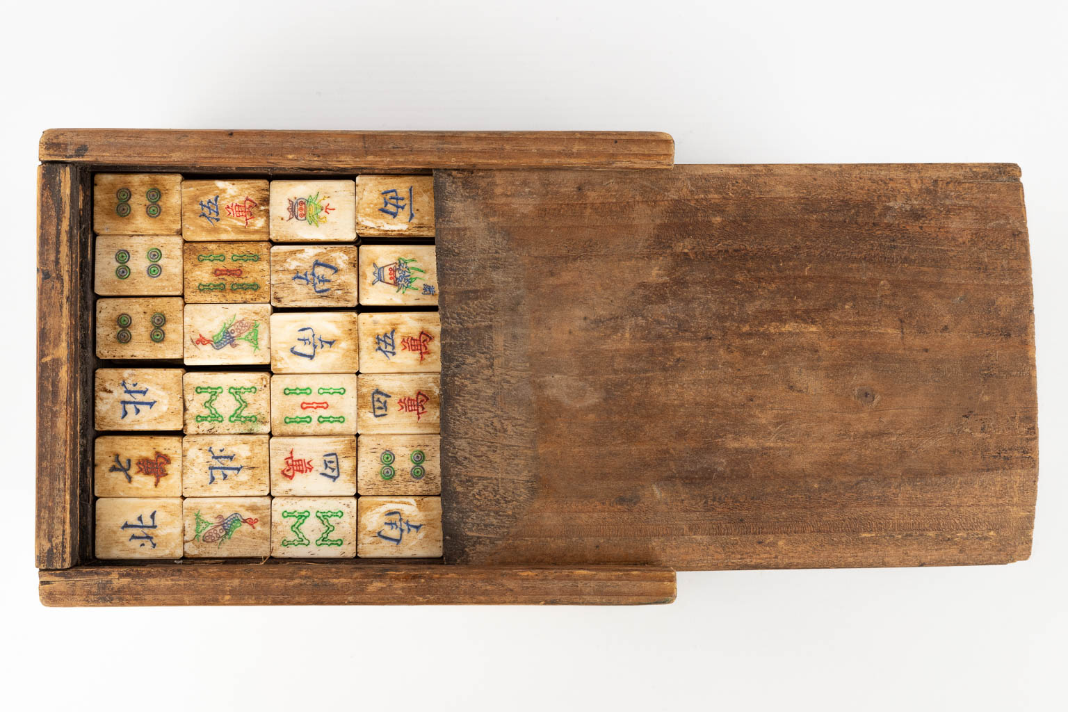 Een antiek spel 'Mahjong', been en hout. In een kist. (D:14 x W:19 x H:8 cm)