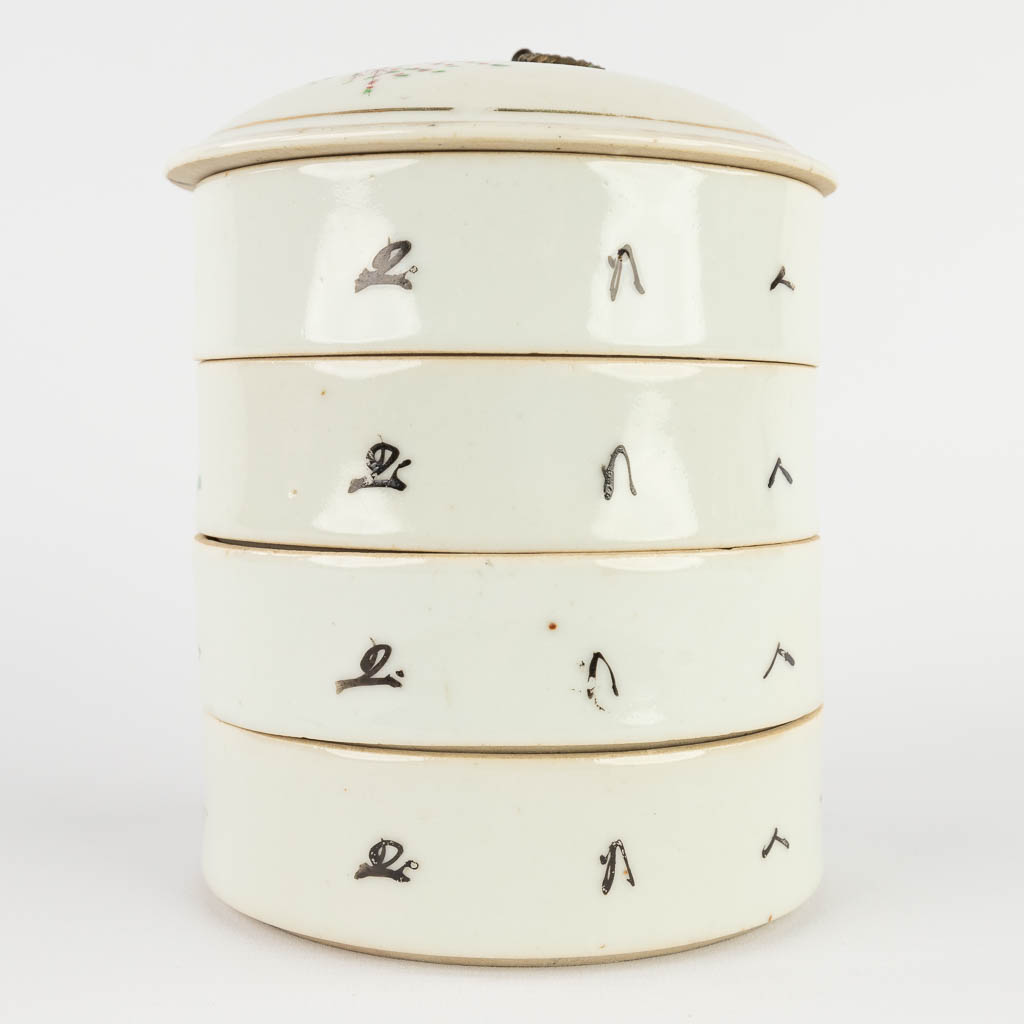 Five pieces of Chinese porcelain, decorated with hand-painted images. 19th/20th C. (H:19 x D:9 cm)