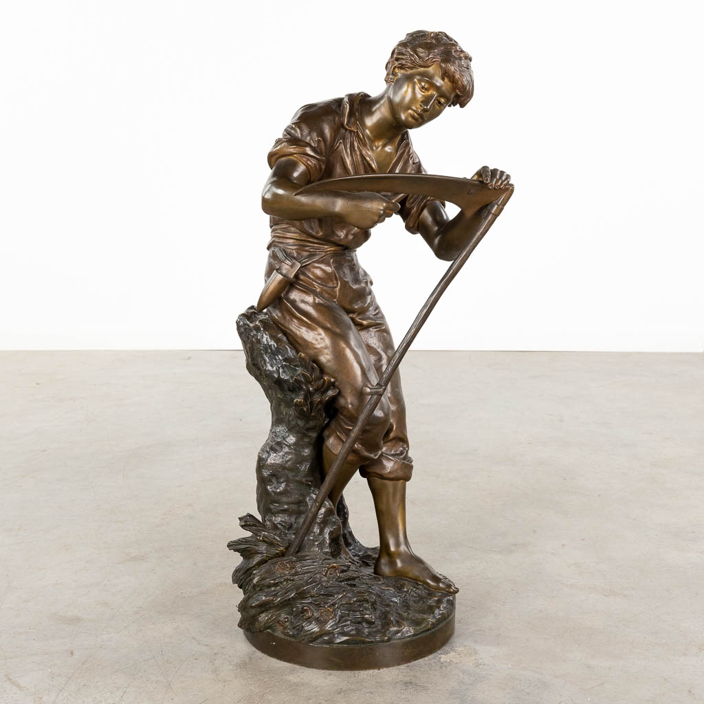 Mathurin MOREAU (1822-1912) 'Slijpen van een Zeis' gepatineerd brons (D:36 x W:34 x H:82 cm)