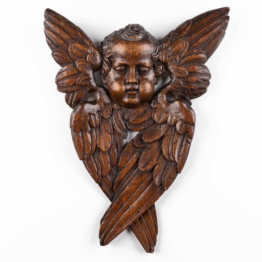 Een antieke houtsculptuur van een engel met vleugels, 19de eeuw (W:51 x H:71 cm)