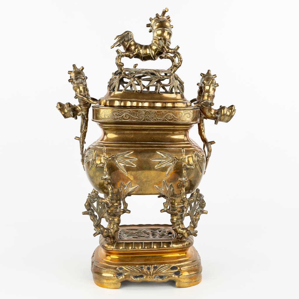 Een brûle-parfum gemaakt uit gepolijst brons, Oosterse origine. (H:46cm)