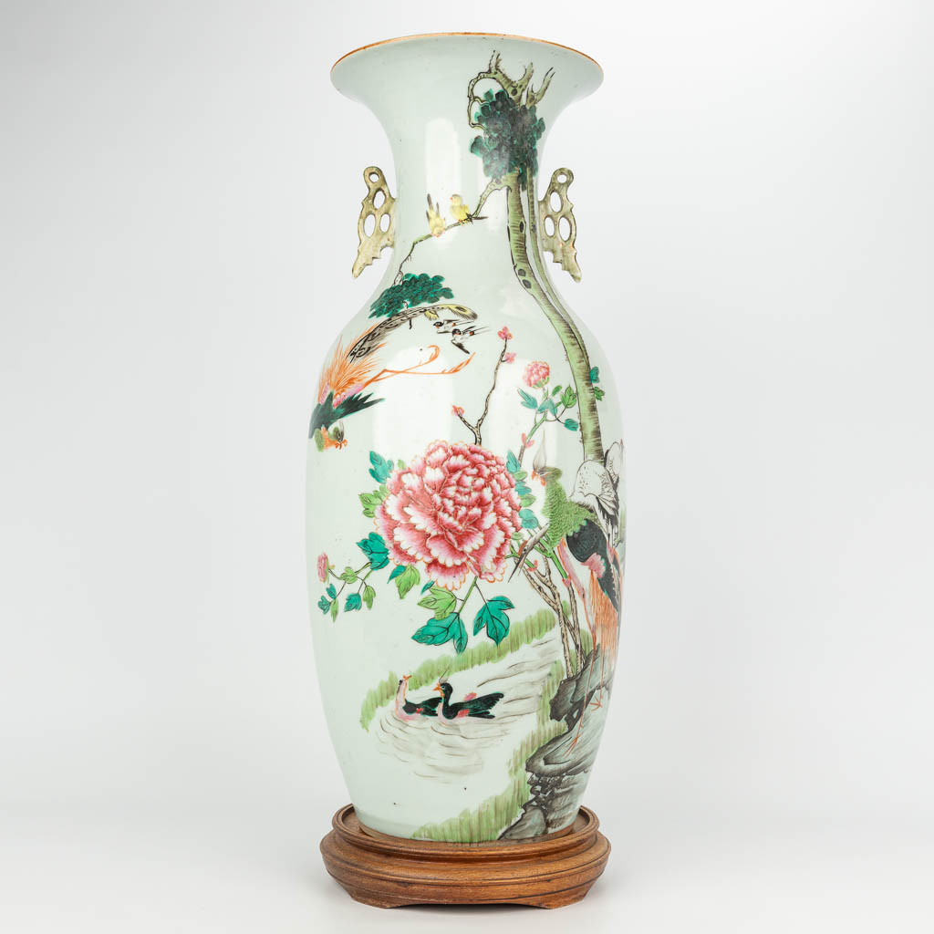 Lot 031 Een Chinese vaas gemaakt uit porselein, famille rose, en versierd met fauna en flora. (H:57cm)