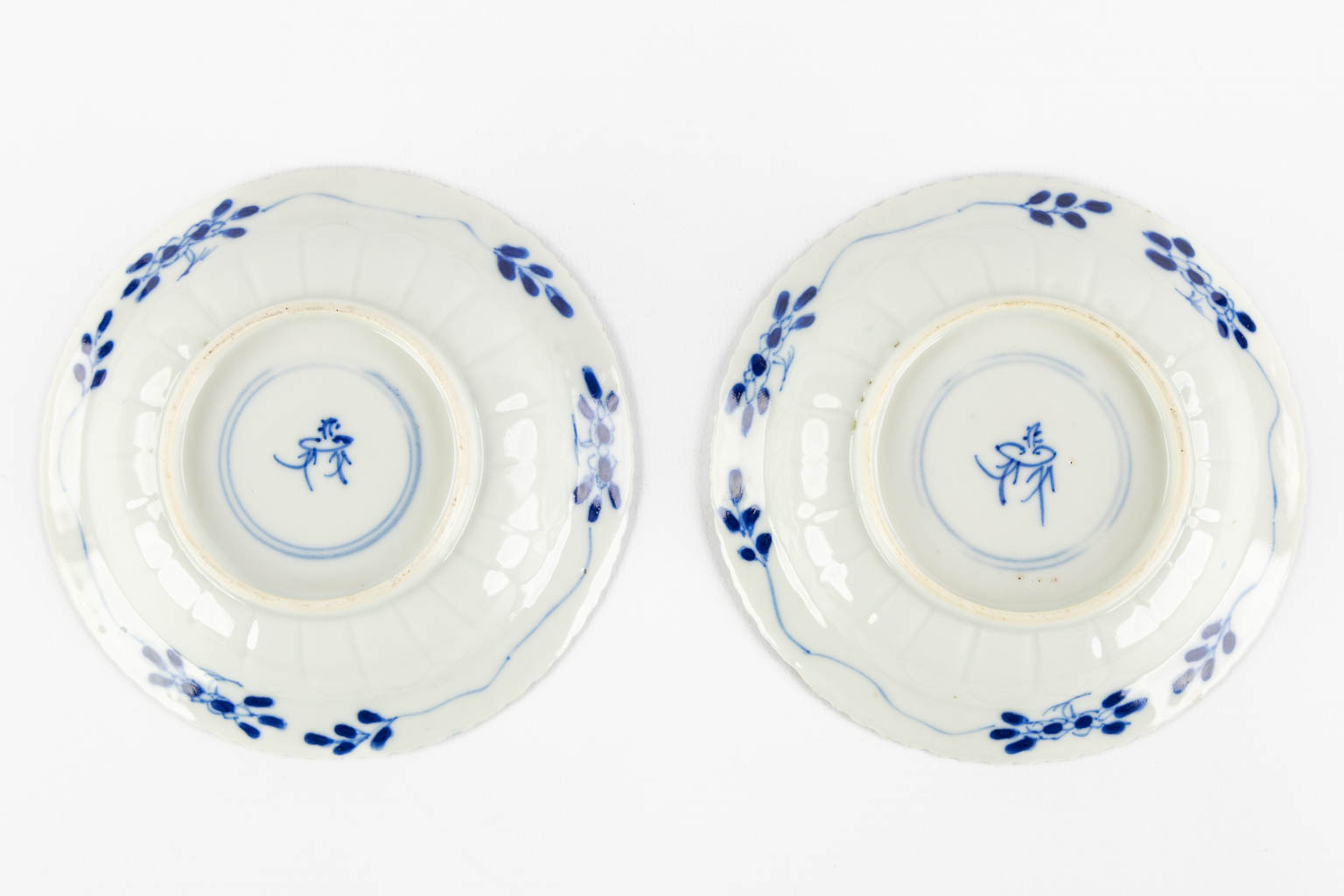 A pair of Chinese plate, blue-white decor of 