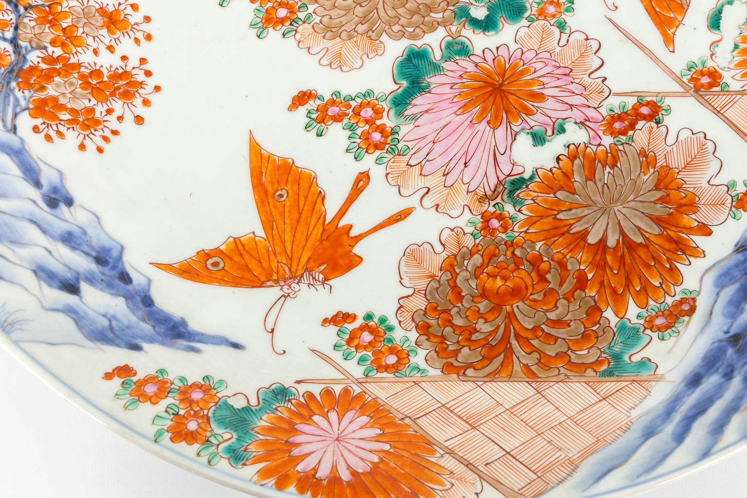 A large Japanese Imari bowl, decorated with butterflies and flowers. 19th C. (D:47 cm)