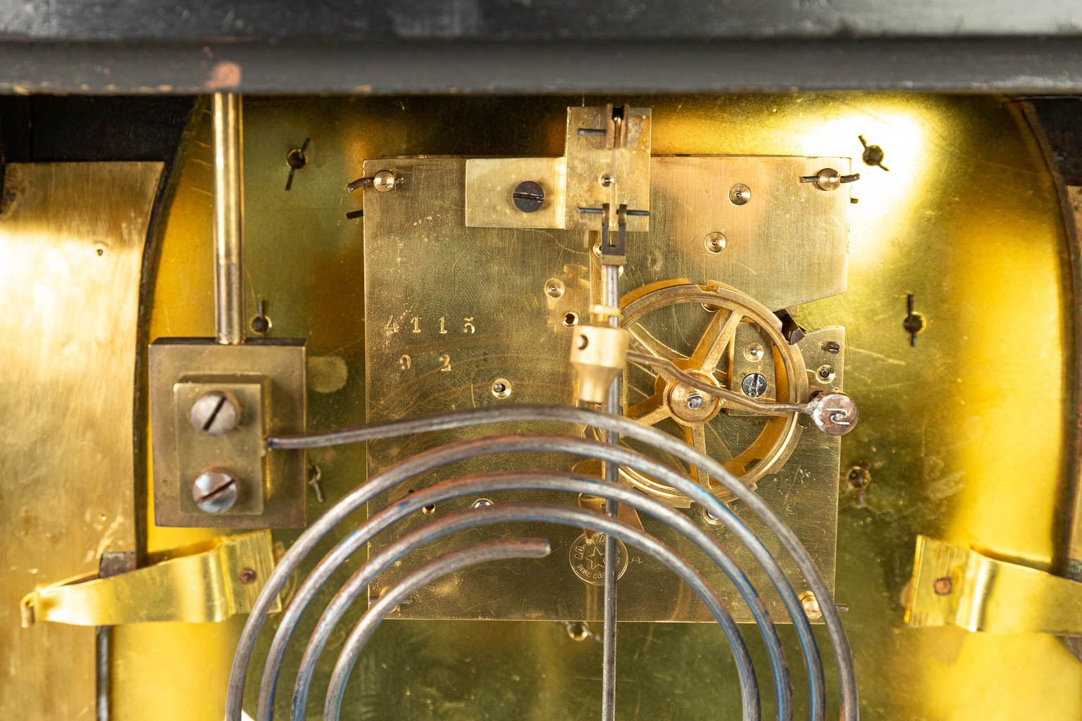 Een Kartell klok afgewerkt met boulle inlegwerk en gemonteerd met brons. Gesigneerd Martenot à Paris. (H:85cm)