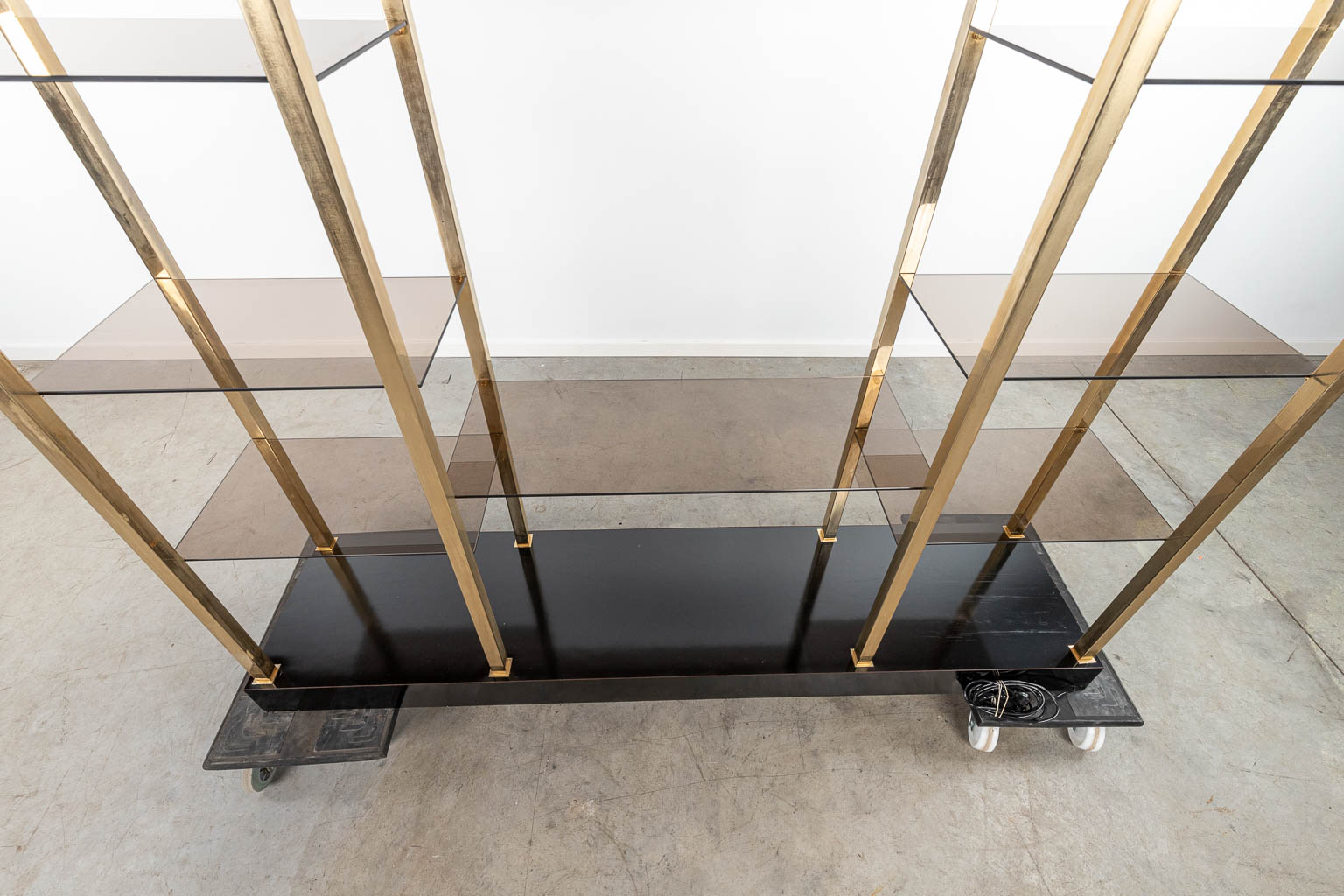 Een etagère gemaakt uit verguld metaal, glas en hout, gemaakt door Belgo Chrom, periode 1980. (H:200cm)