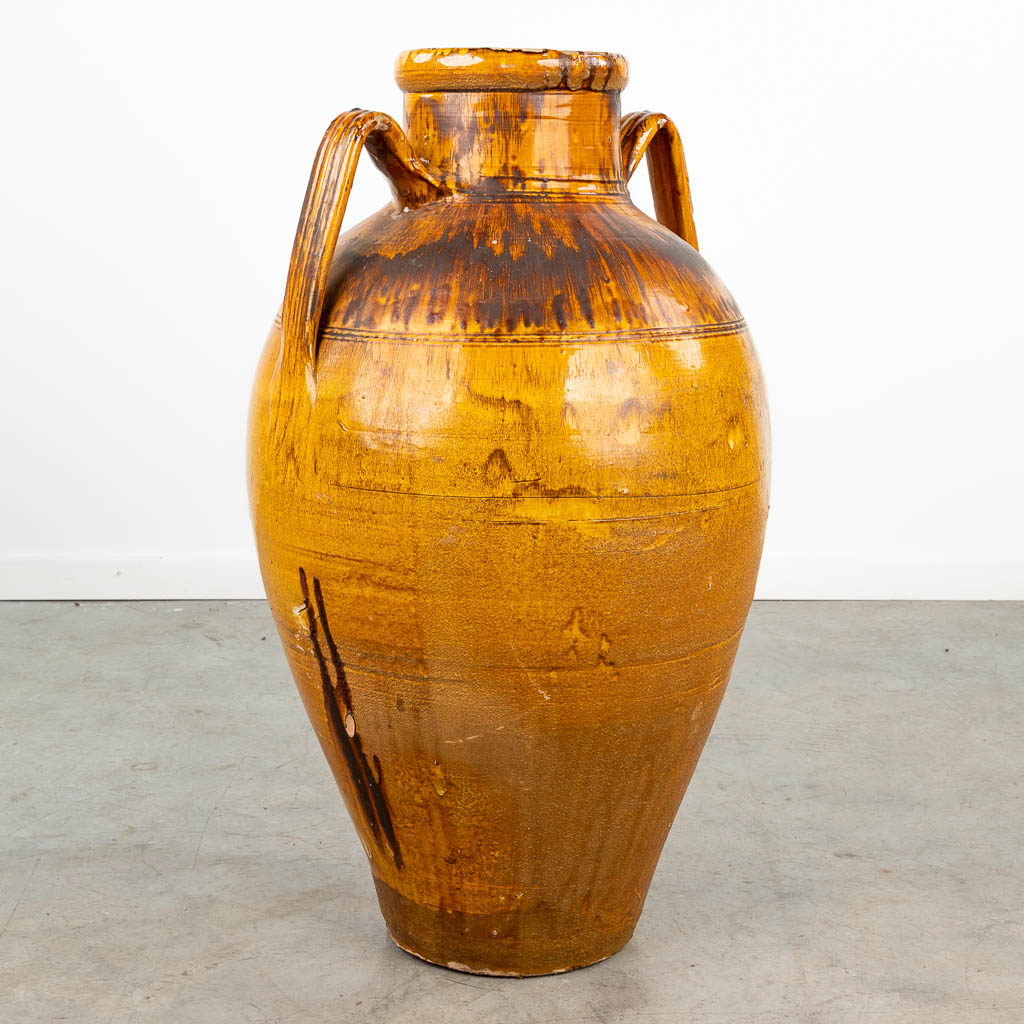 Een grote vaas gemaakt uit geglazuurd aardewerk, Noord Italië, Puglia. (H:84cm)