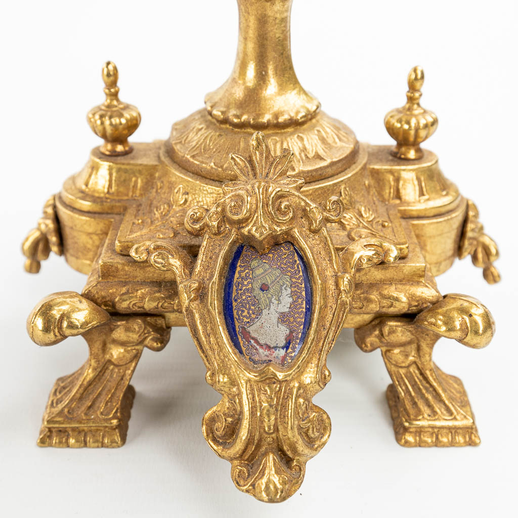 Een driedelige schouwgarnituur met klok en zijstukken, gemaakt uit brons en porselein en gemerkt Imperial (H:43cm)