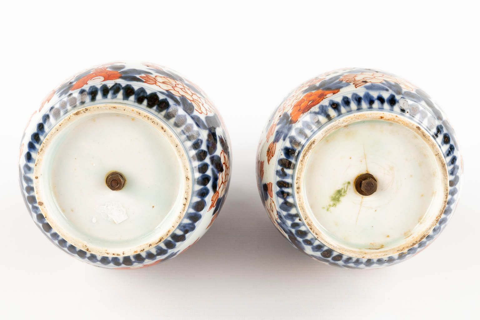 A pair of Chinese export Imari vases, rebuilt as oil lamps. 18th/19th C. (H:25 cm)