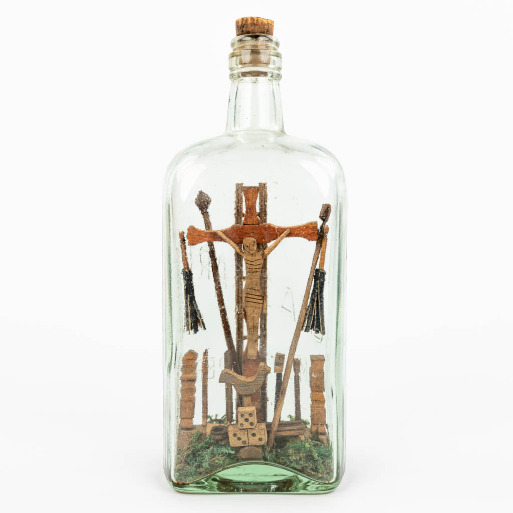Een Corpus Christi en kruisbeeld in een fles (H:24cm)