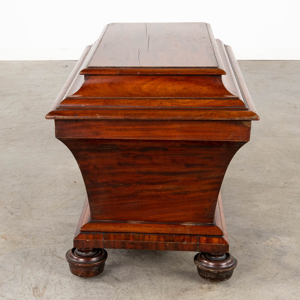 An exceptionally large English Cellarette or Wine Cooler, Mahogany, 19th C. (D:46 x W:79 x H:51 cm)