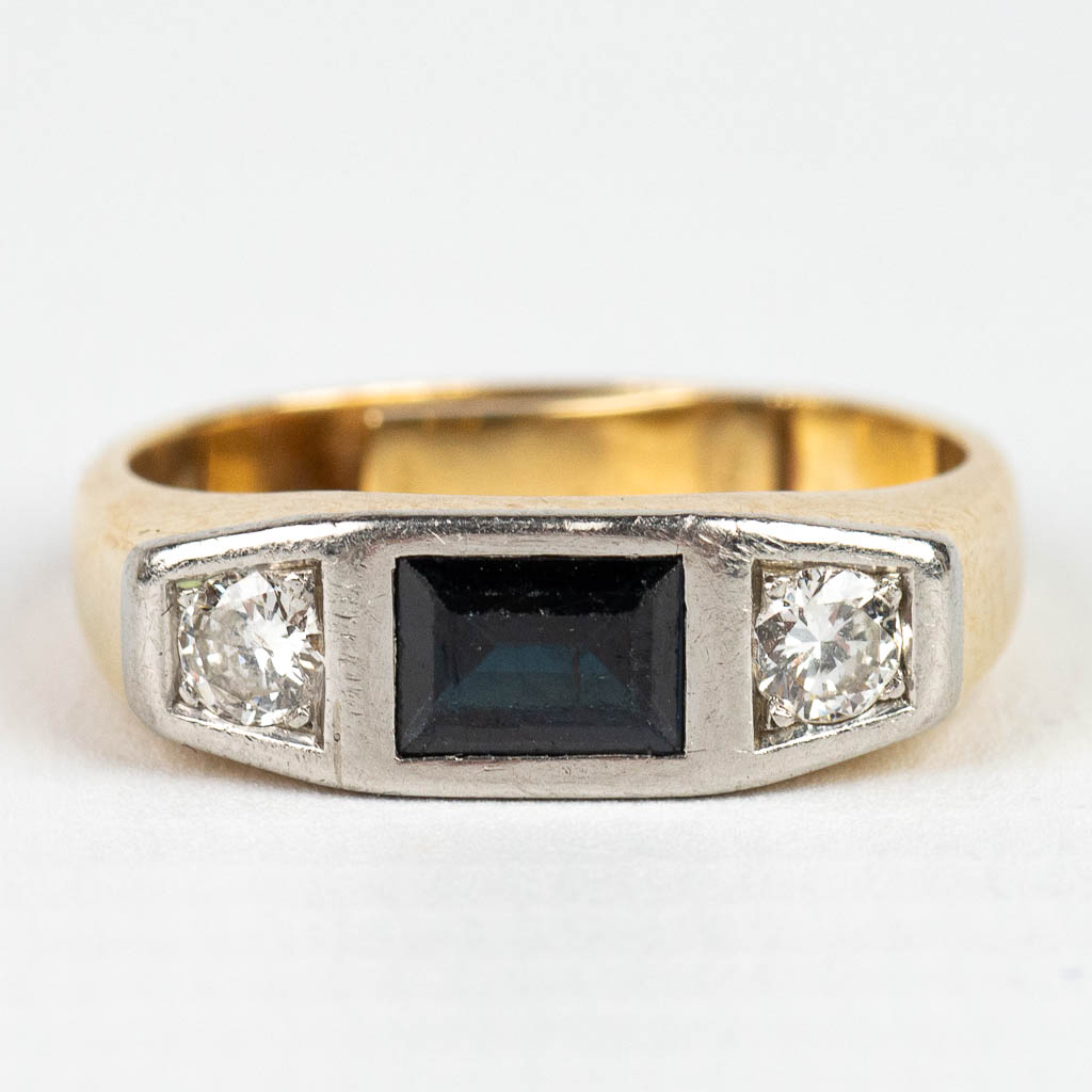 Een ring gemaakt uit geel goud in art deco stijl, met een saffier en twee briljanten. 