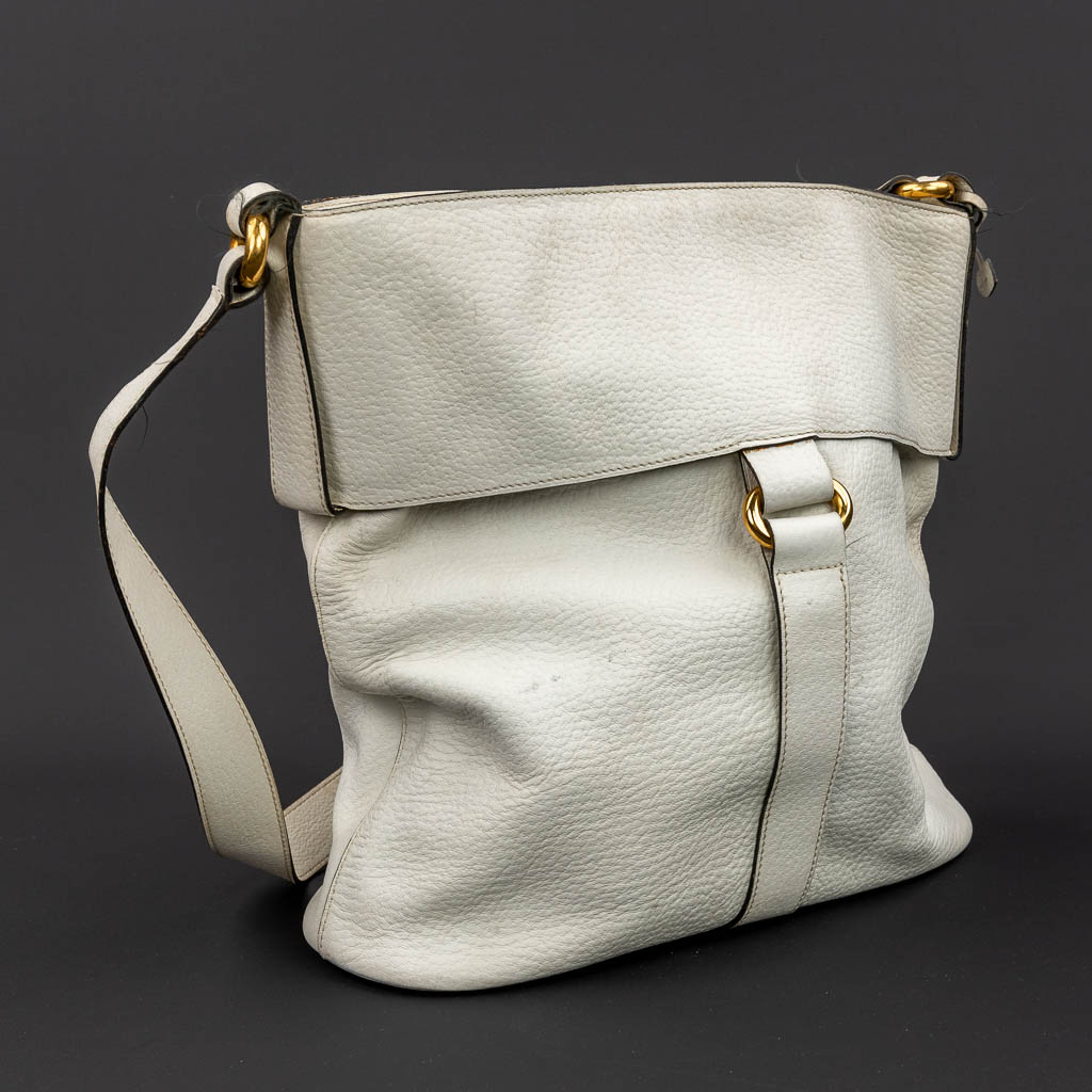  Delvaux, een handtas gemaakt uit wit leder met vergulde elementen. 