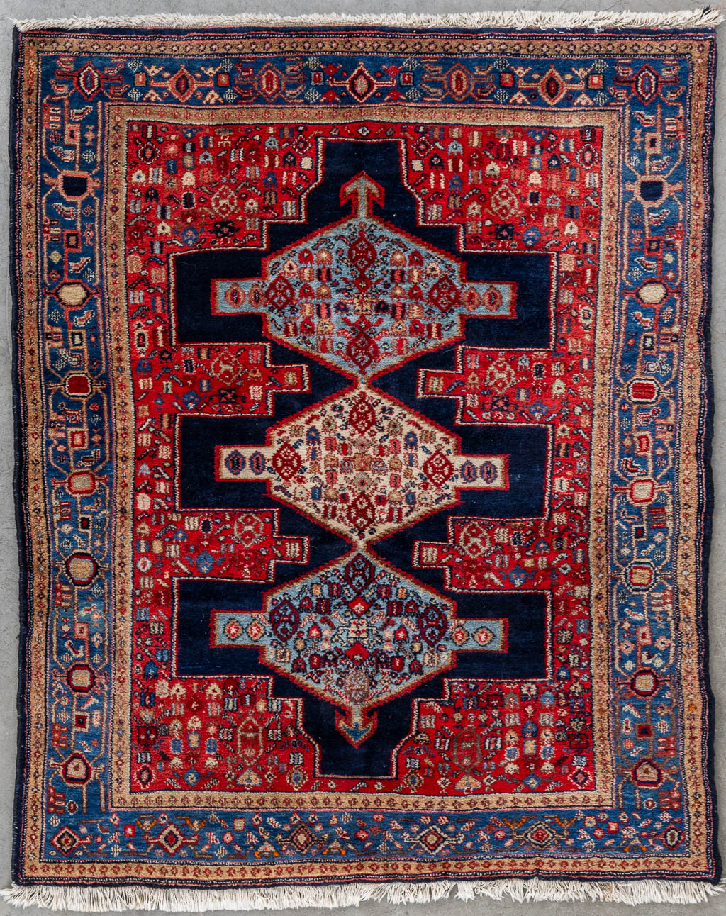 Lot 207 Een Oosters, handgeknoopt tapijt, Senneh Iran. (L:157 x W:126 cm)