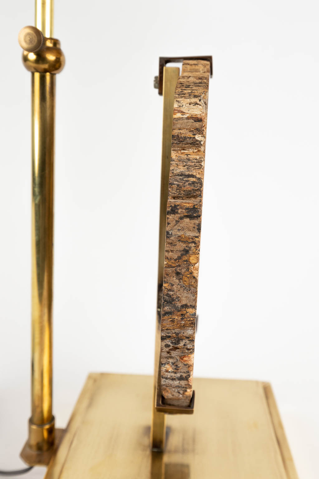 Een tafellamp met fragment van een gefossiliseerde boom, circa 1980. (H:57 cm)