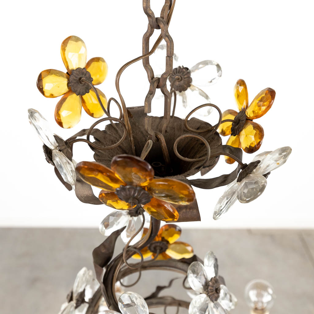 Een luchter met glazen bloemen, 6 lichtpunten. 20ste eeuw. (H:70 x D:54 cm)