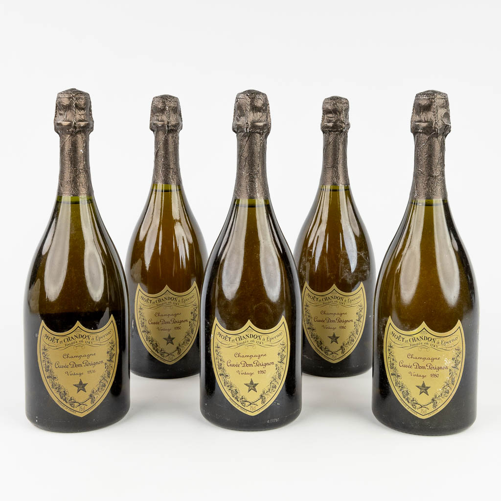  Dom Pérignom, een collectie van 5 flessen Champagne. 4 x 1980, 1 x 1976. 