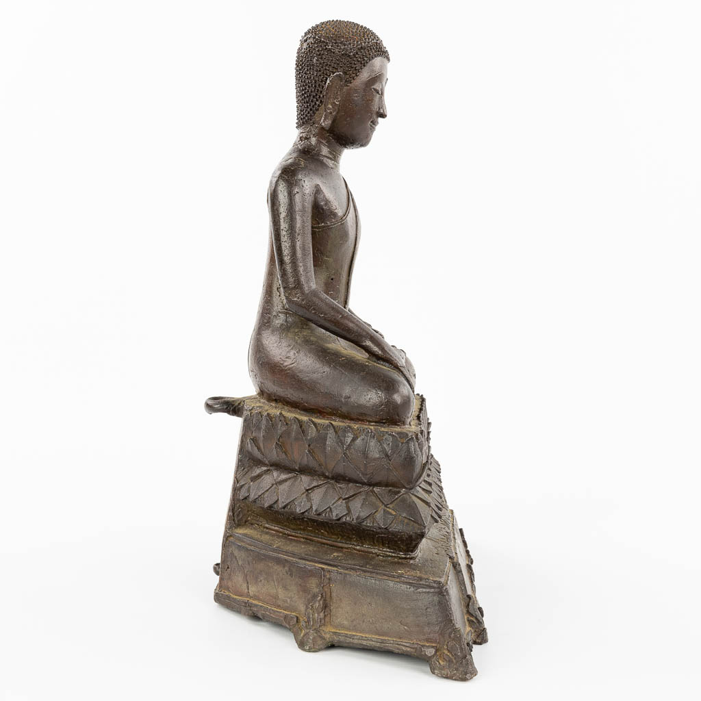 Een beeld van een Thaise Boeddha, gemaakt uit brons. (H:44cm)
