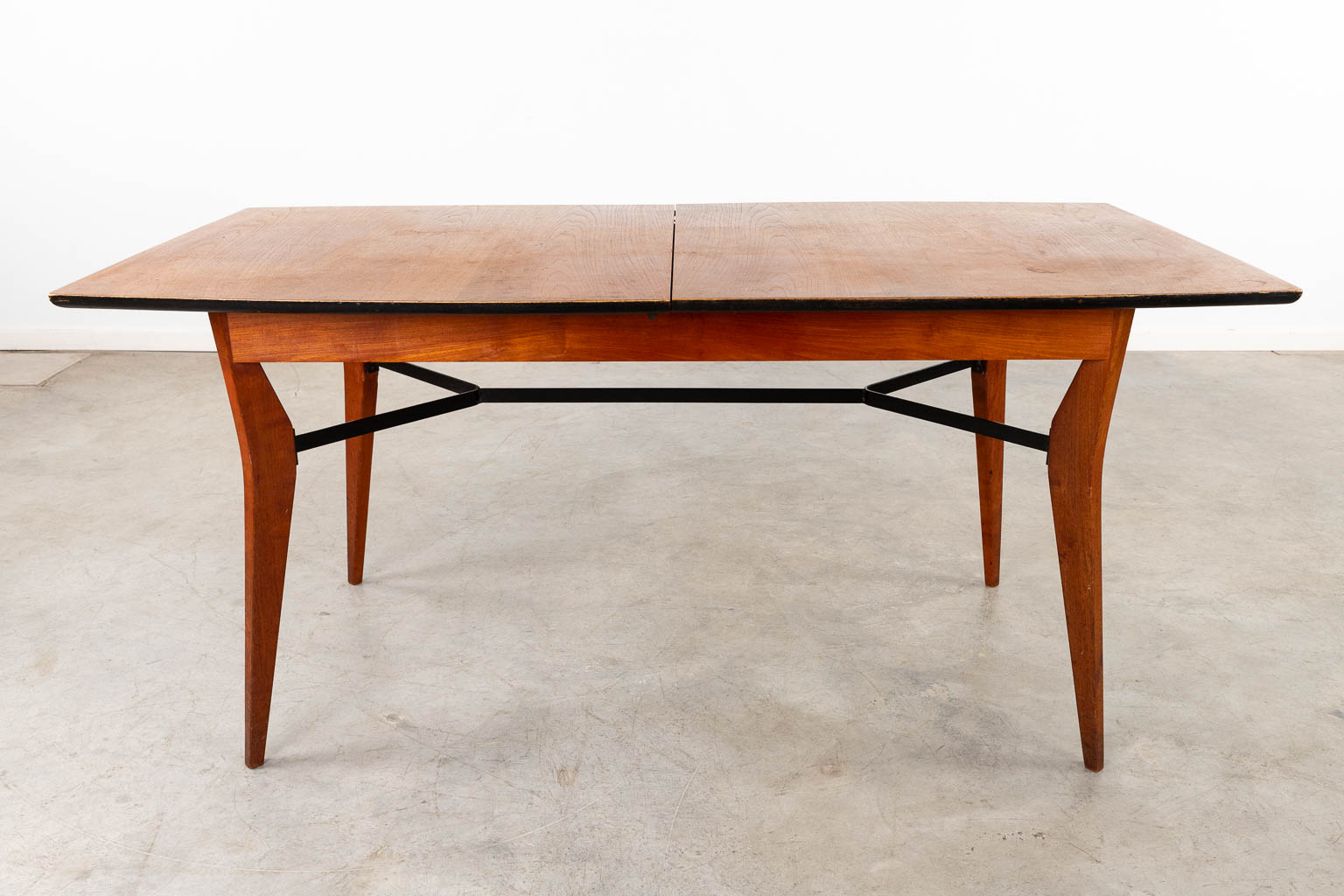 Een mid-century tafel en 6 stoelen, riet en metaal, hout. Circa 1960. (D:86 x W:160 x H:76 cm)