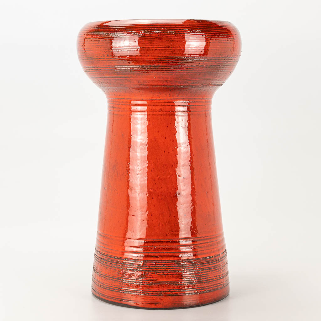 Een mid-century keramische vaas met rode glazuur en gemerkt EL voor Emiel Laskaris.