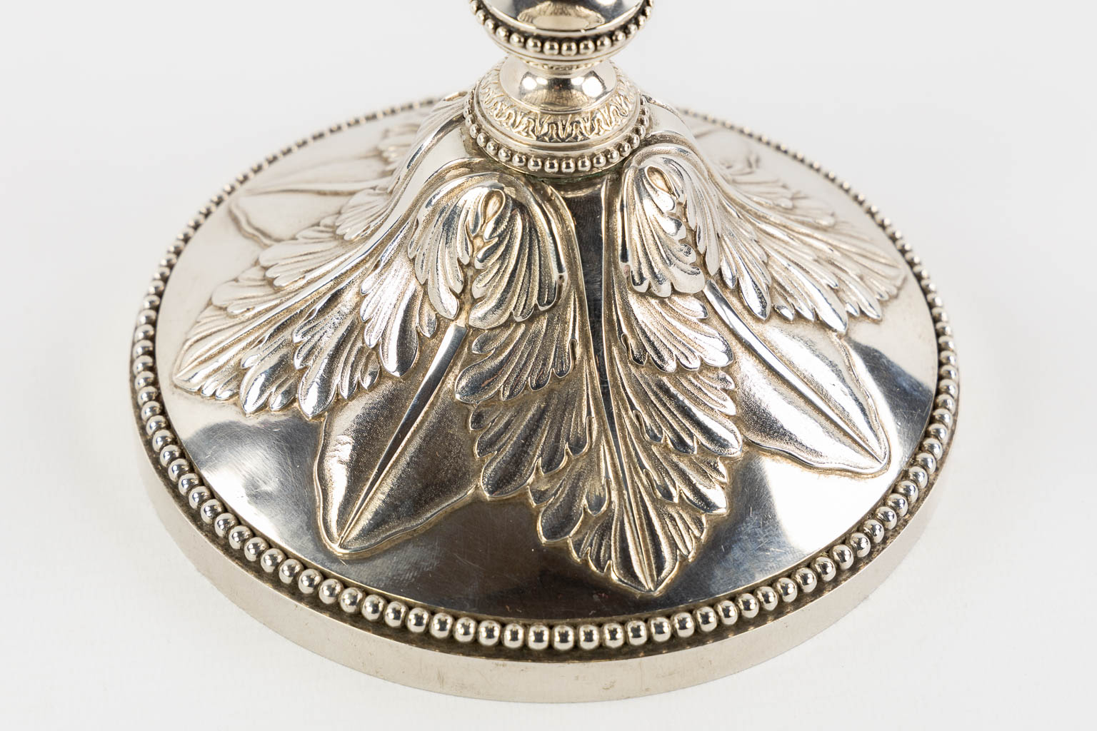 Een miskelk, verzilverd metaal en verguld zilver, Neogotiek. 19de eeuw. (H:27 x D:15 cm)