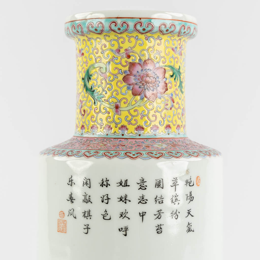 Een Chinese vaas met een fijn decor van hofdames. 20ste eeuw. (H:35 x D:14 cm)