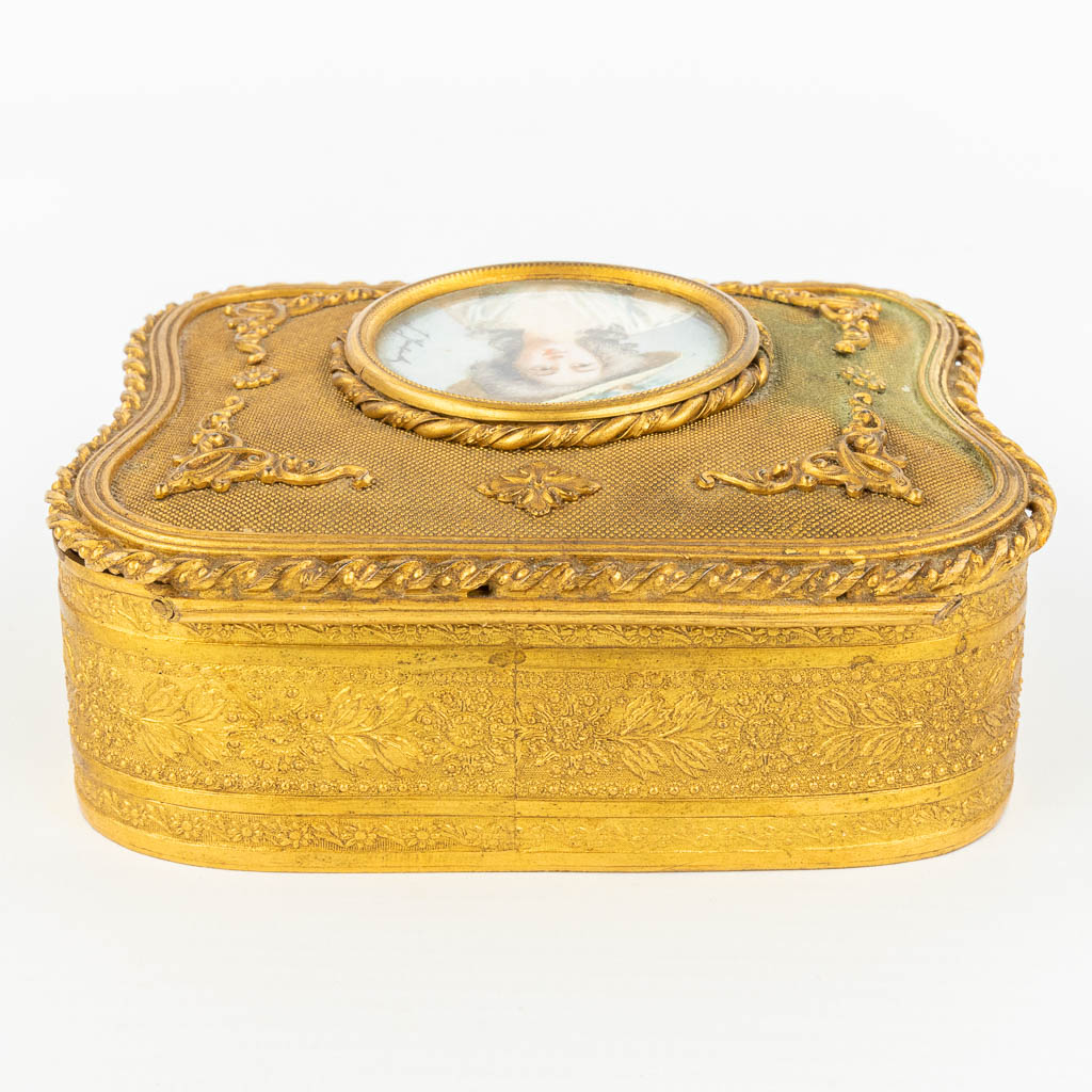 Een juwelendoos met miniatuur schilderij, gemaakt uit verguld brons. Napoleon 3 (H:5cm)