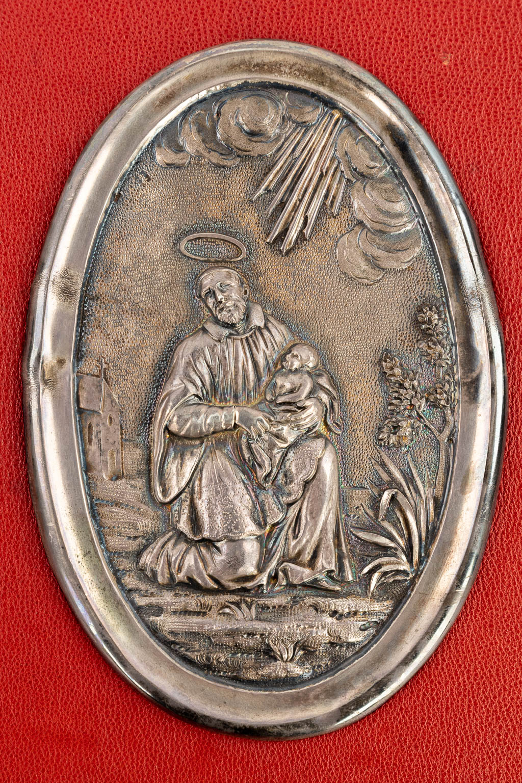 Een Missale Romanum afgewerkt met verzilverde plaquettes van Madonna en Christus. "Edito Juxta Tipicam Vaticanam" 