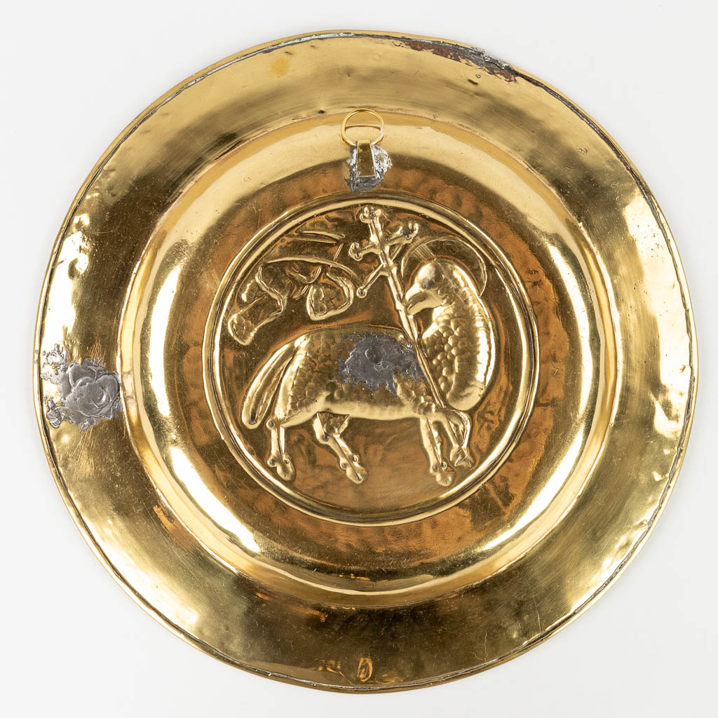 A large baptism bowl, Brass, images of the Holy Lamb. 16th/17th C. (H:3,7 x D:37 cm)