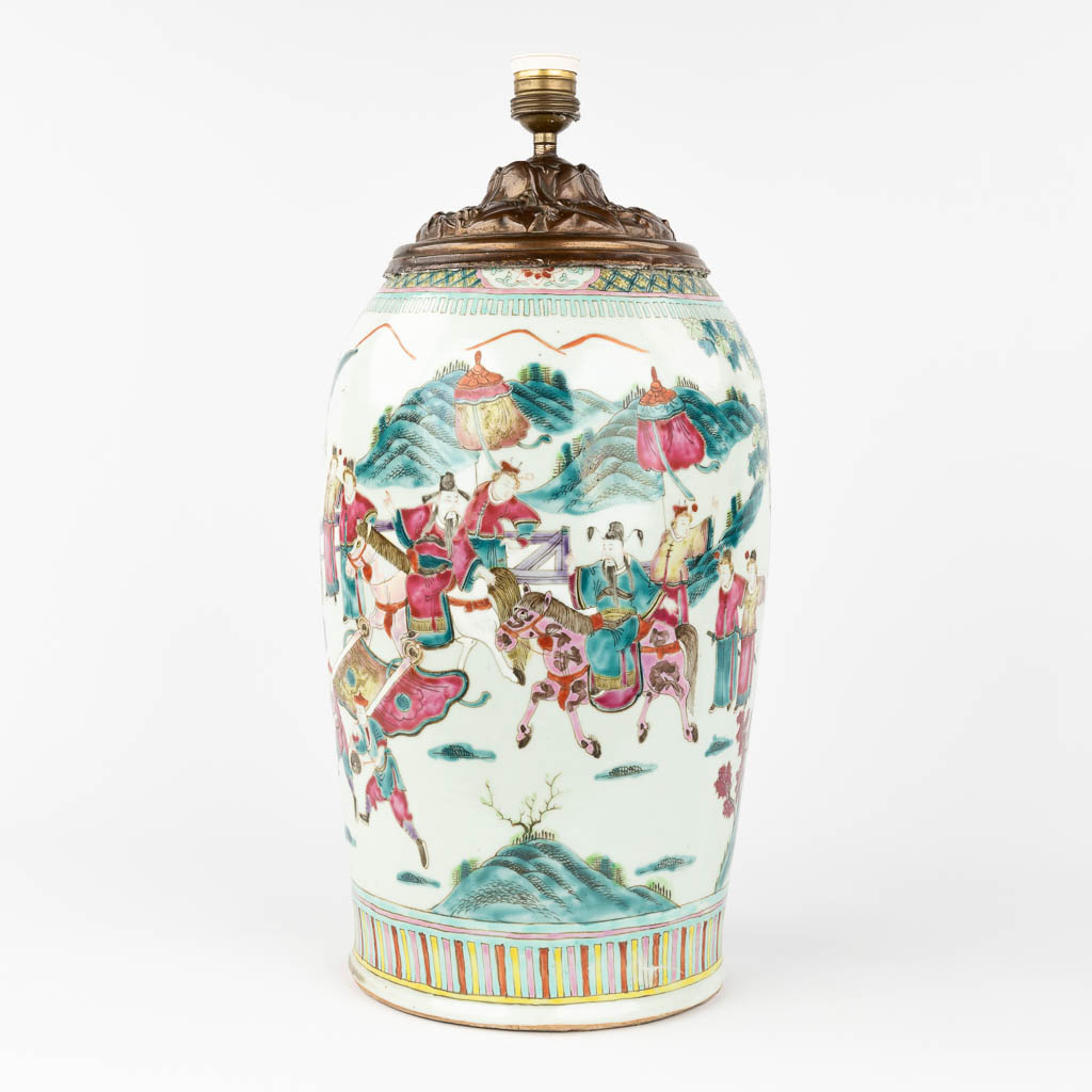  Een Chinese Famille Rose vaas omgebouwd tot tafellamp. 19de/20ste eeuw. 