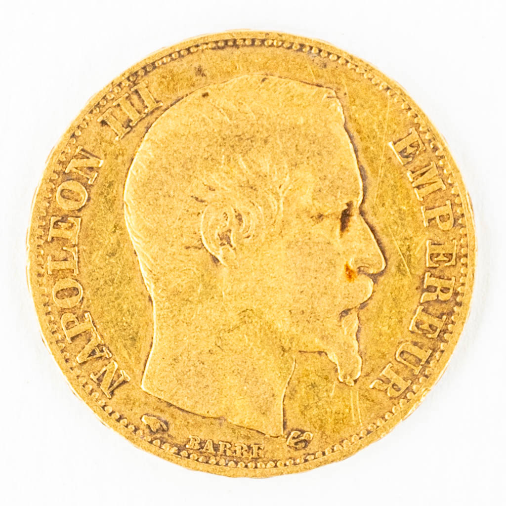 Een collectie van 6 munten gemaakt uit goud. 