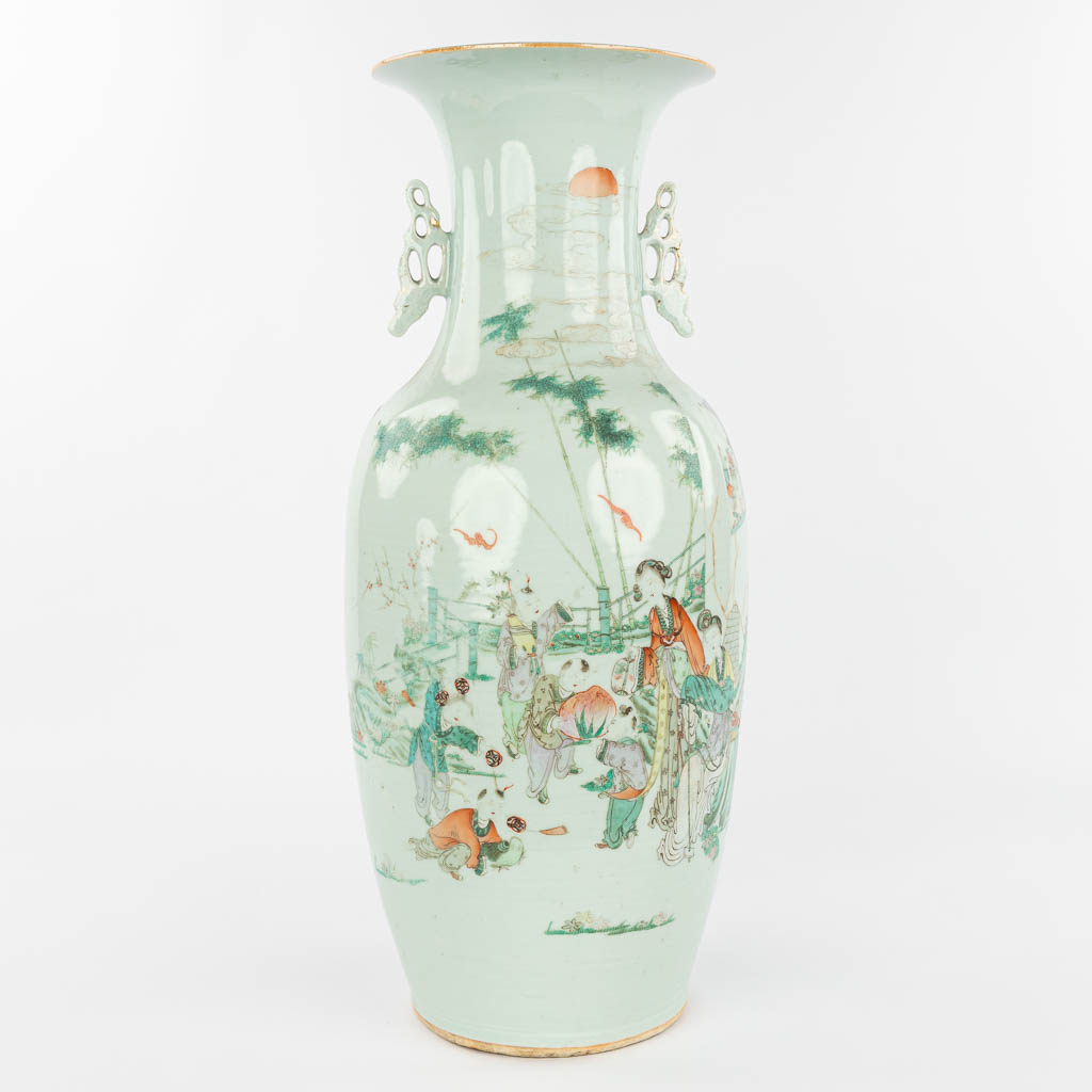 Een Chinese vaas gemaakt uit porselein en versierd met hofdames. (H:57,5cm)