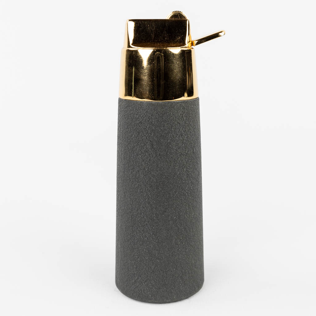 Claret Zaima, een tafelaansteker. (H:14,5 cm)
