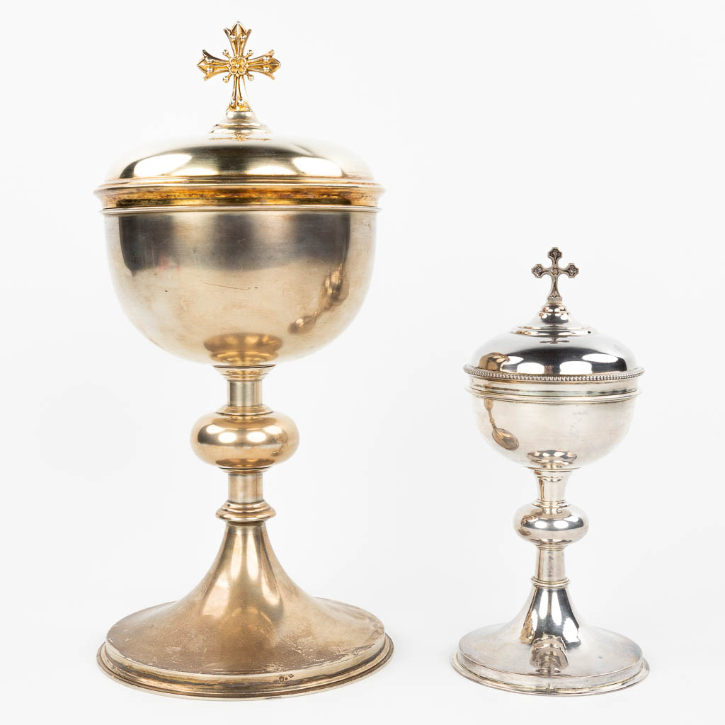A collection of 2 ciboria made of silver, of which one is marked Biais Frères & Fils, Paris. (H:36cm)