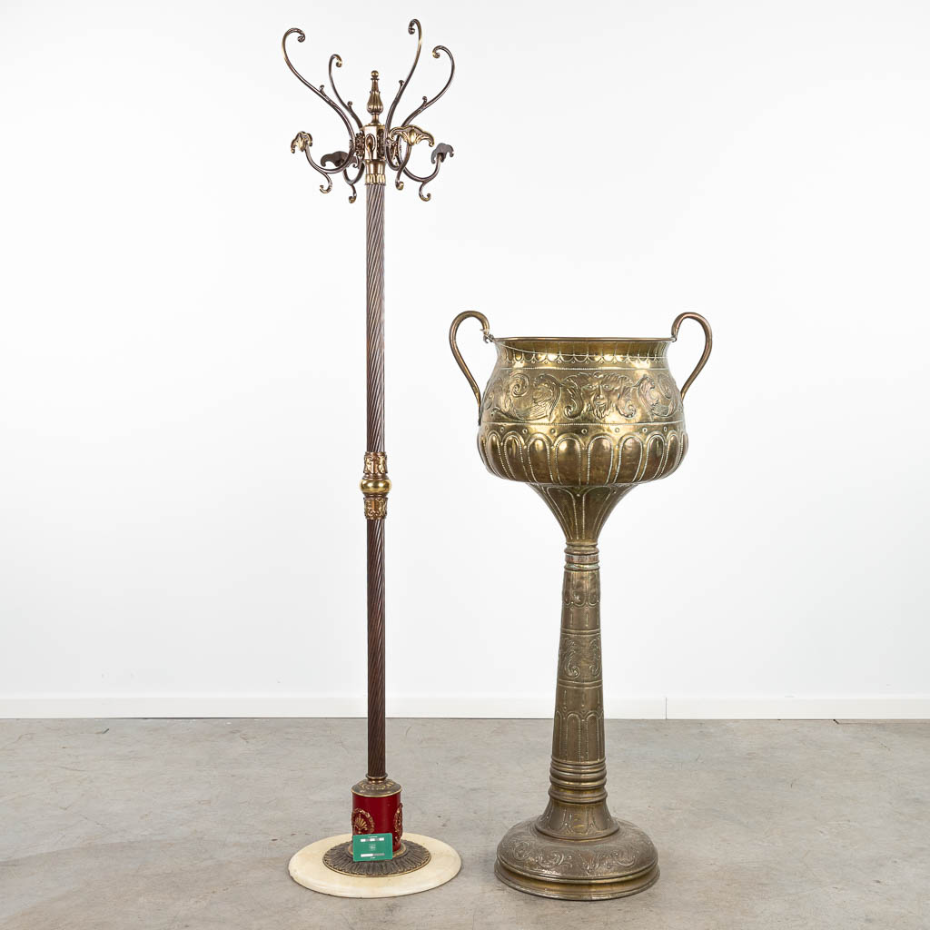 A metal coathanger and planter made of copper. (H:177cm)
