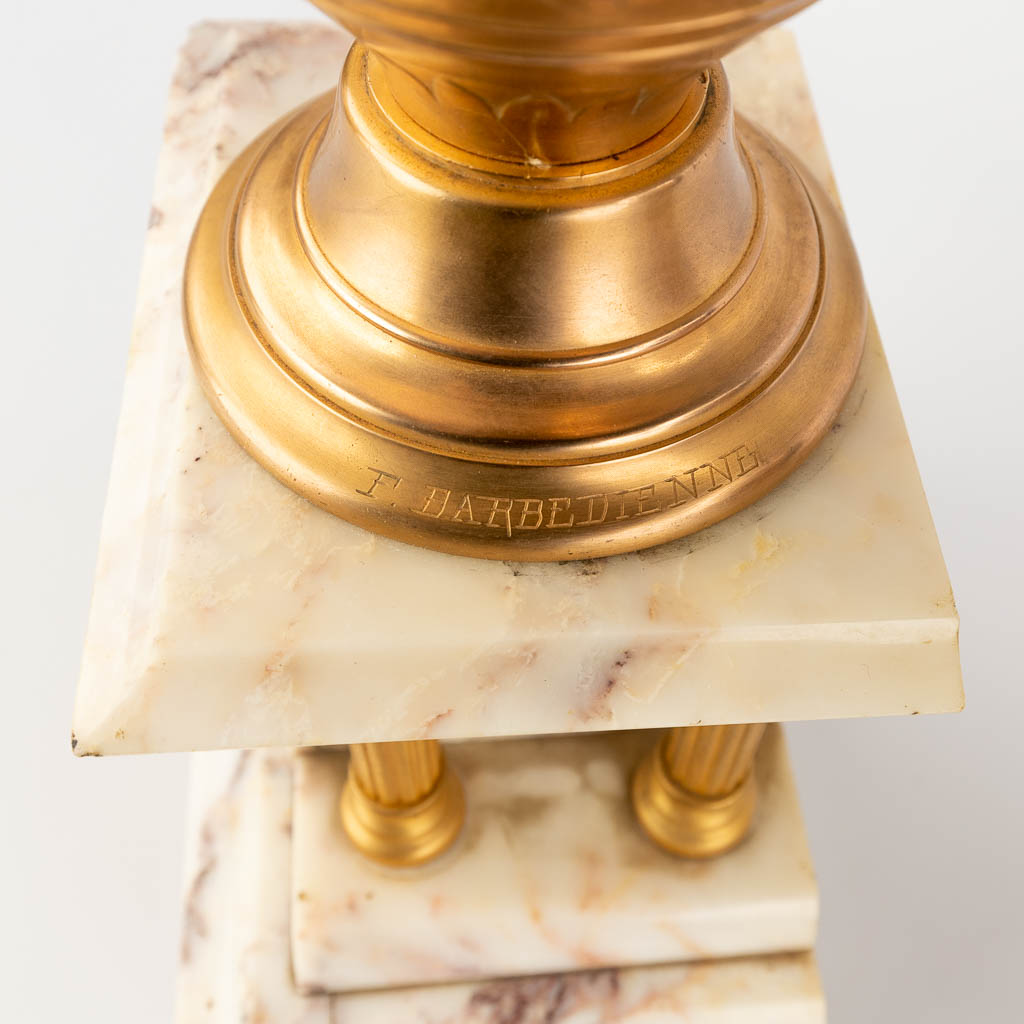 Ferdinand BARBEDIENNE (1810-1892) 'Neoklassieke Cassolettes' verguld brons op marmer. (D:12 x W:18 x H:46 cm)