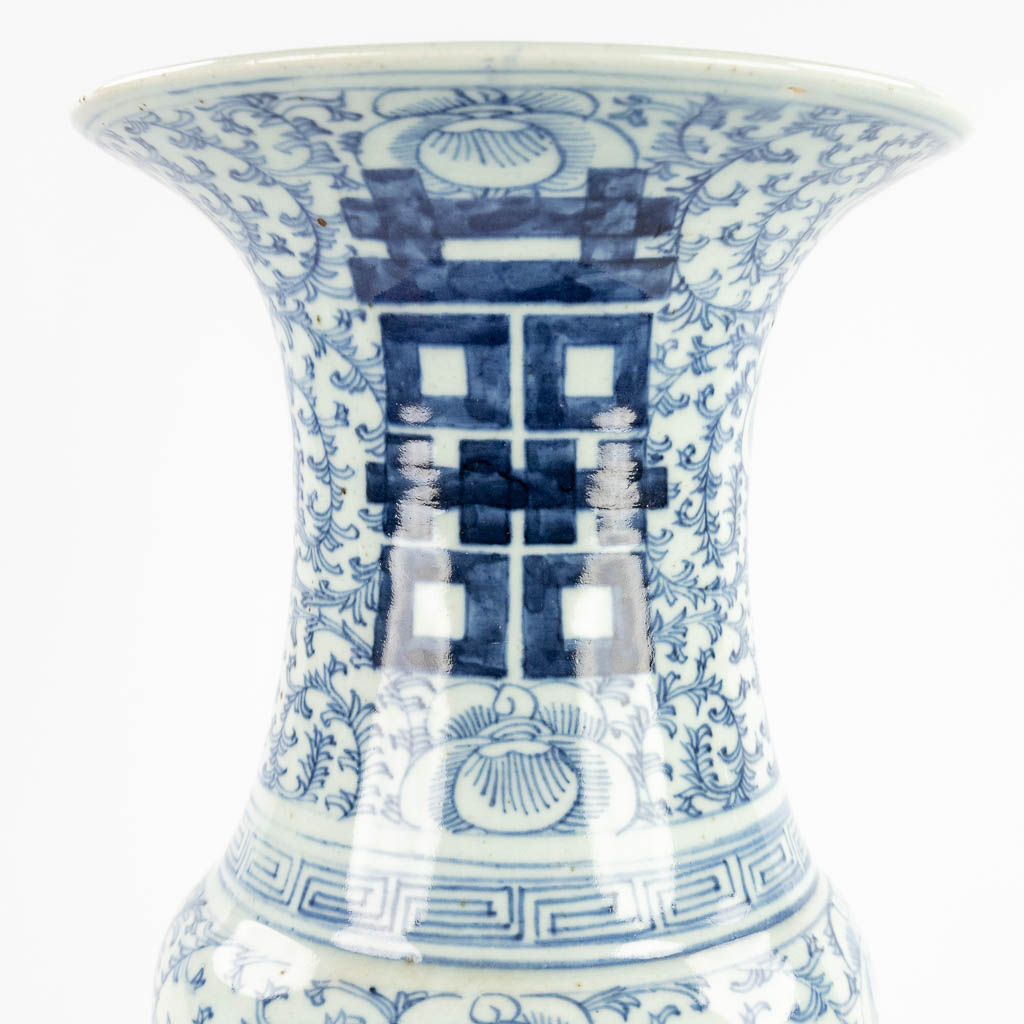 Two Chinese blue-white vases with double Xi-signs of happiness. 19th/20th C. (H:42 x D:25 cm)