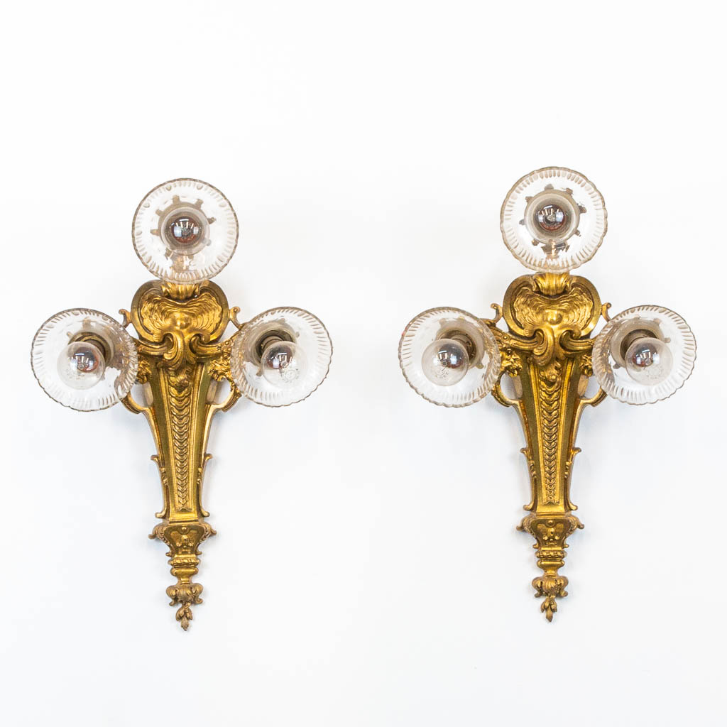 A pair of sconces made of gilt bronze in a Louis XVI style. Around 1900. (H:43cm)