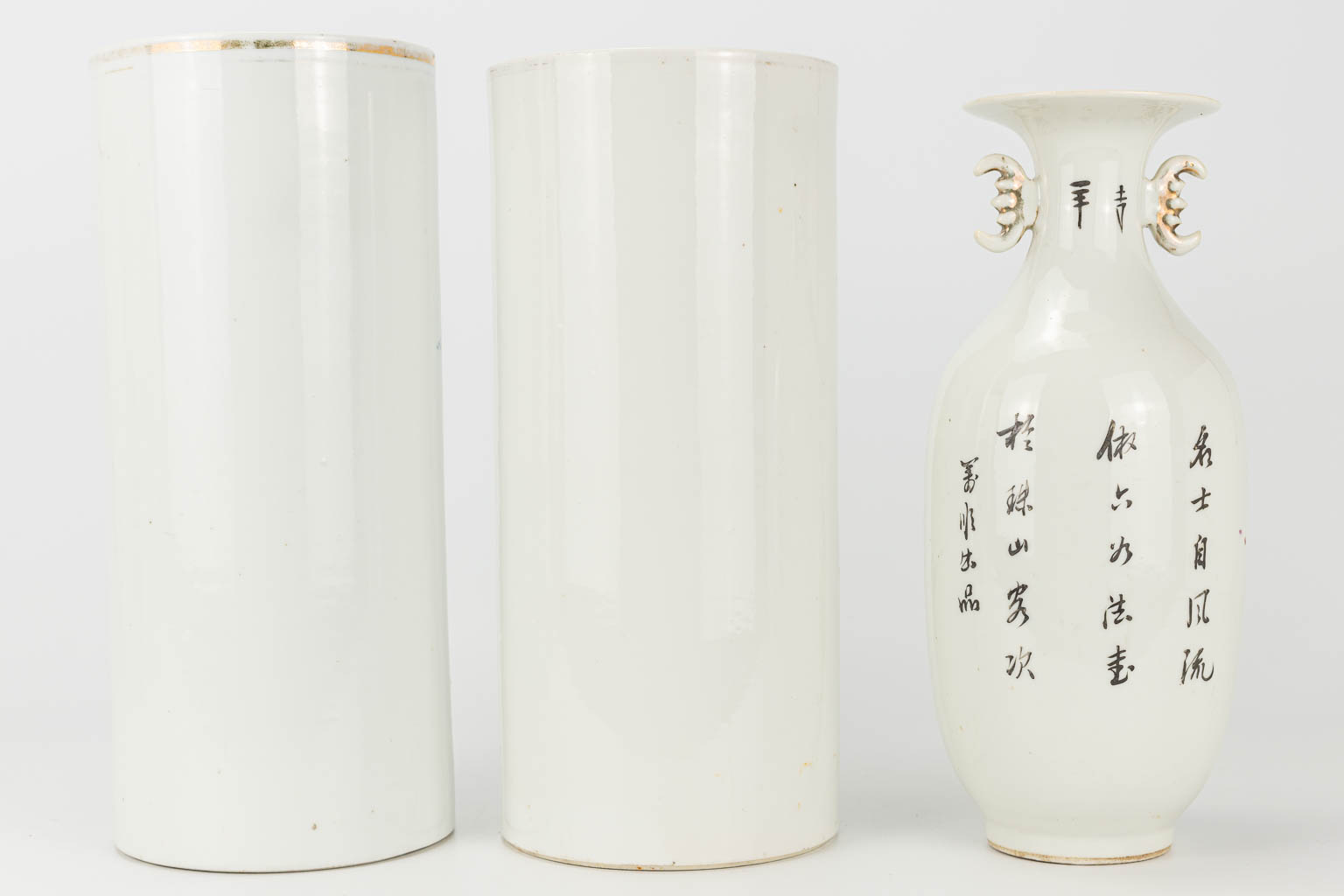 A collection of 4 hat stands and a small vase made of Chinese porcelain.
