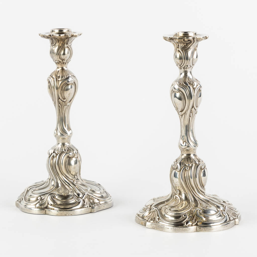 Th. Strube & Sohn, een paar kandelaars, zilver in Lodewijk XV stijl. Duitsland. 800/1000. (H:22 x D:12,5 cm)